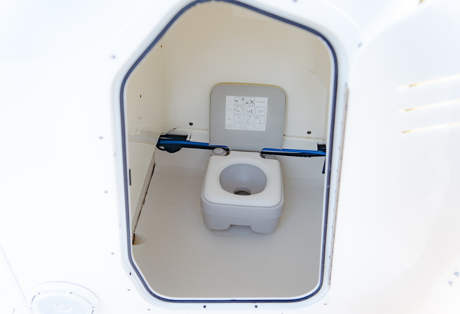 Boston Whaler 21 - Head