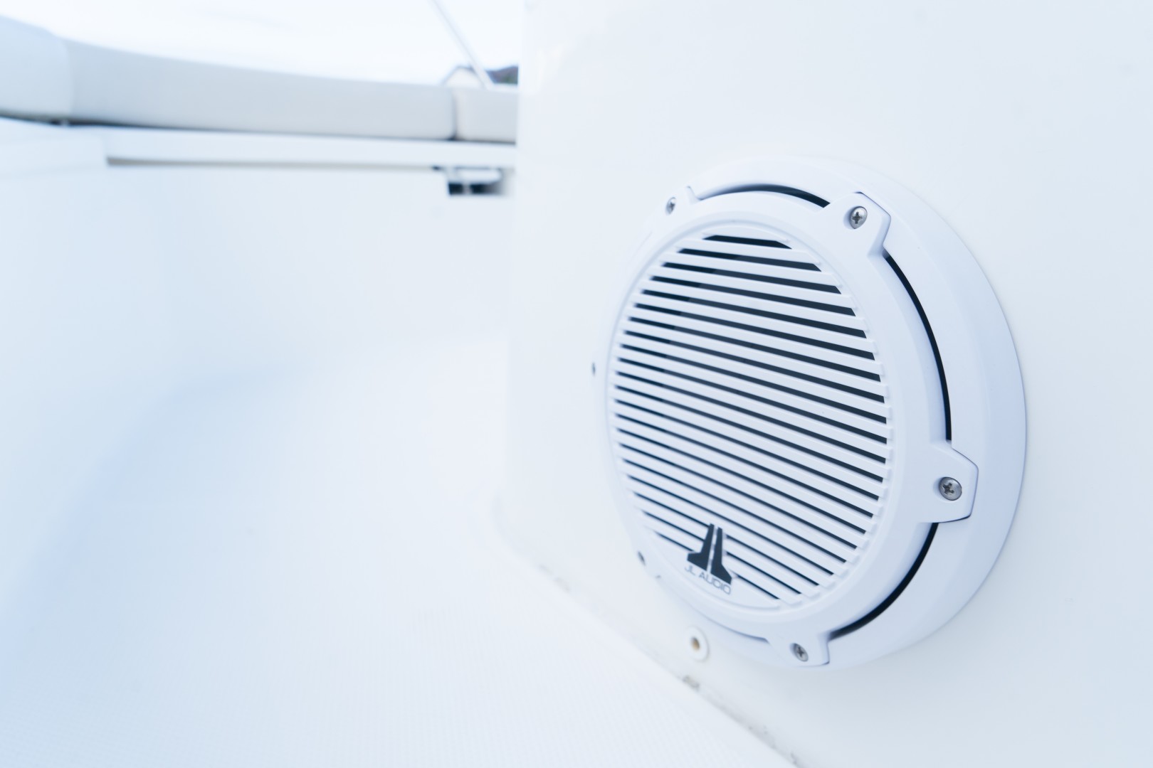 Boston Whaler 21 - Speaker