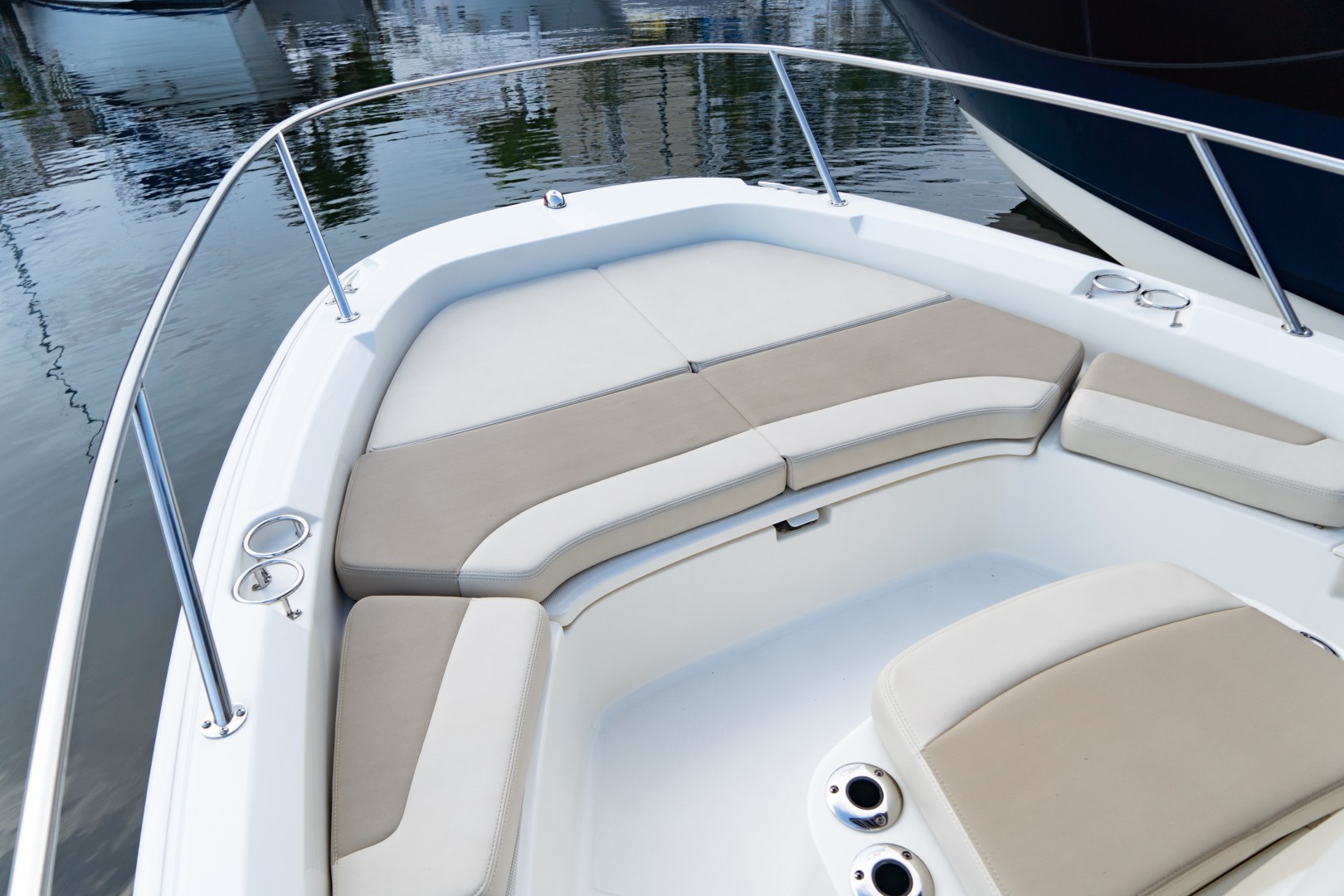 Boston Whaler 21 - Bow
