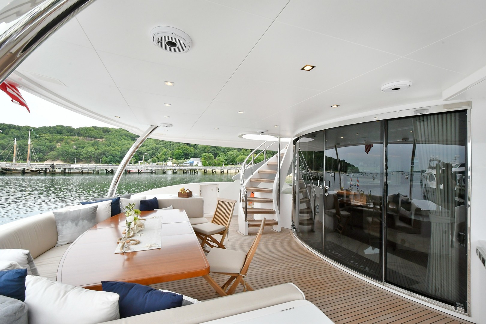 Horizon 110 - Neverland - aft deck
