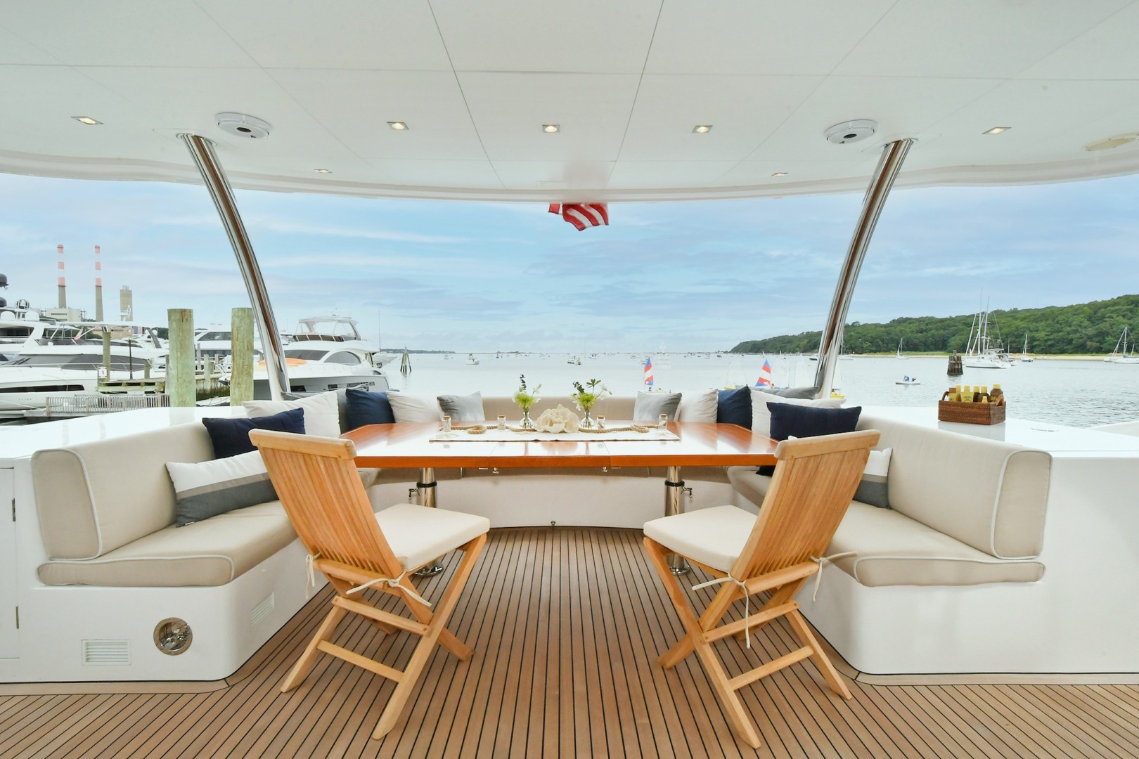 Horizon 110 - Neverland - aft deck