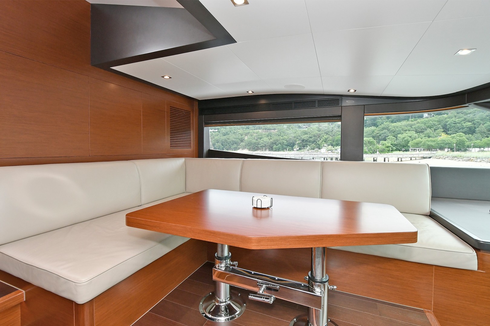 Horizon 110 - Neverland - Helm table