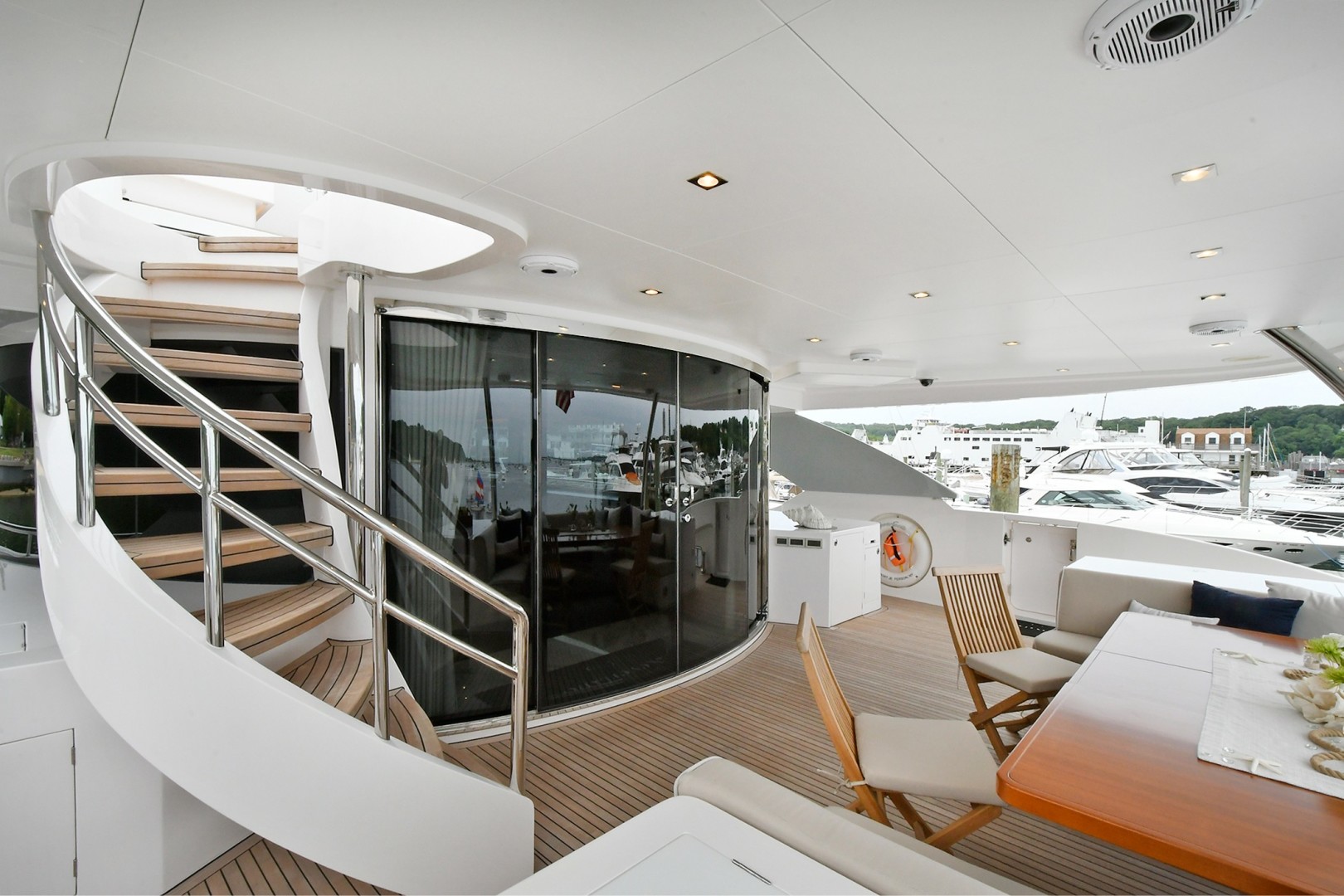 Horizon 110 - Neverland - aft deck