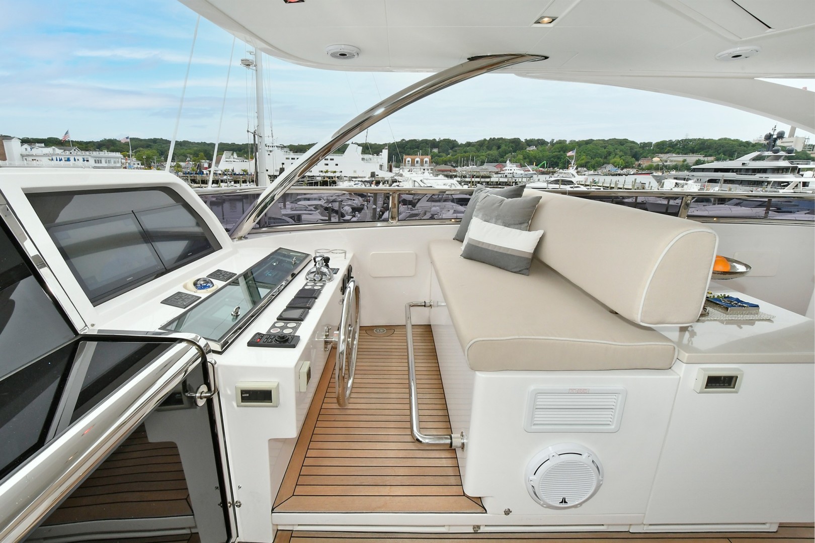 Horizon 110 - Neverland - Flybridge
