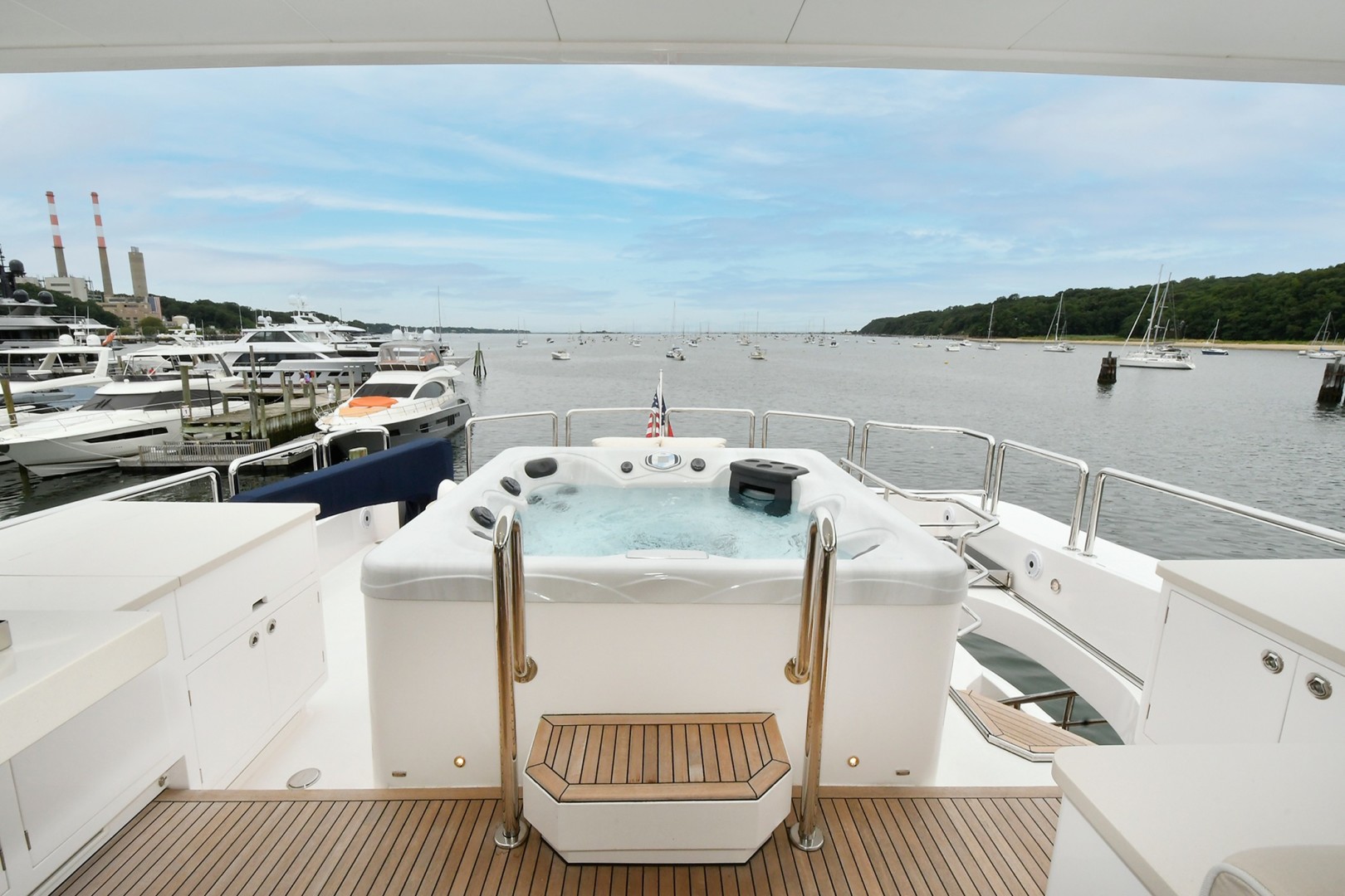 Horizon 110 - Neverland - Flybridge Hot tub