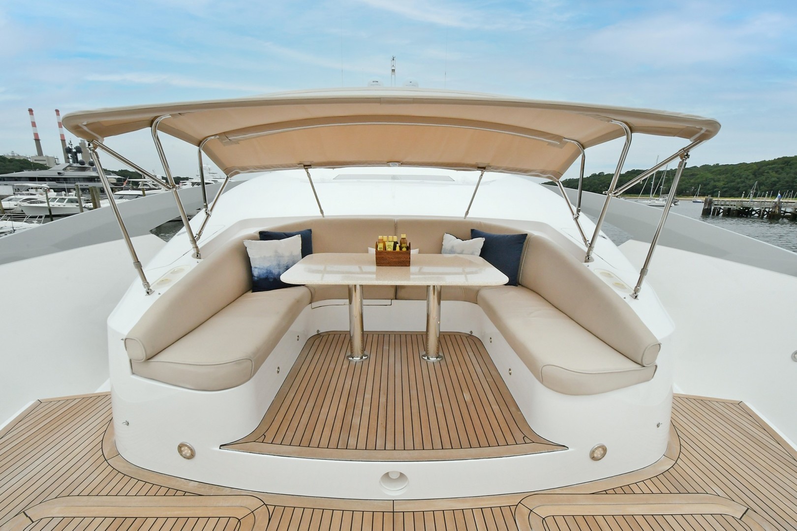 Horizon 110 - Neverland - forward deck