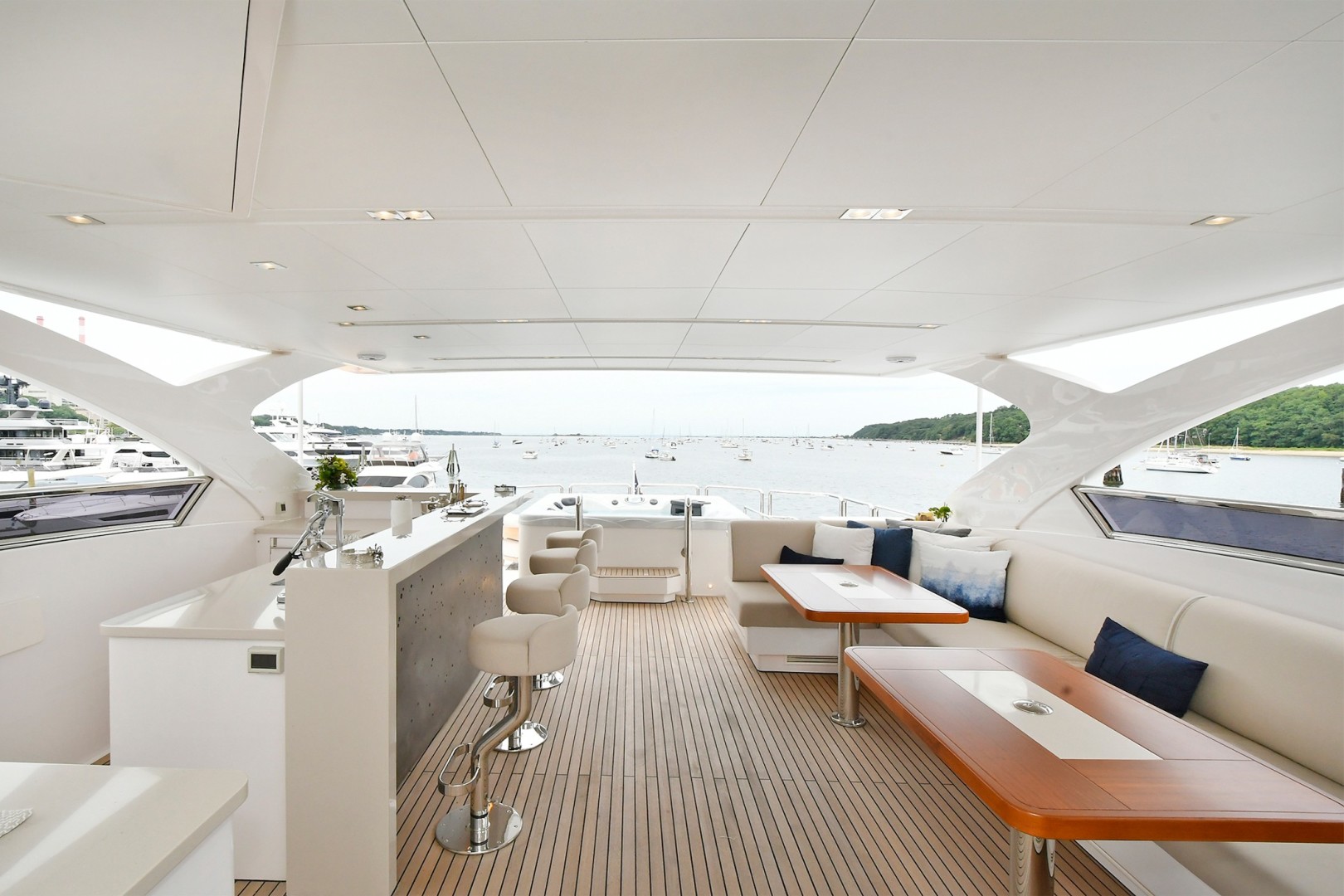 Horizon 110 - Neverland - Flybridge