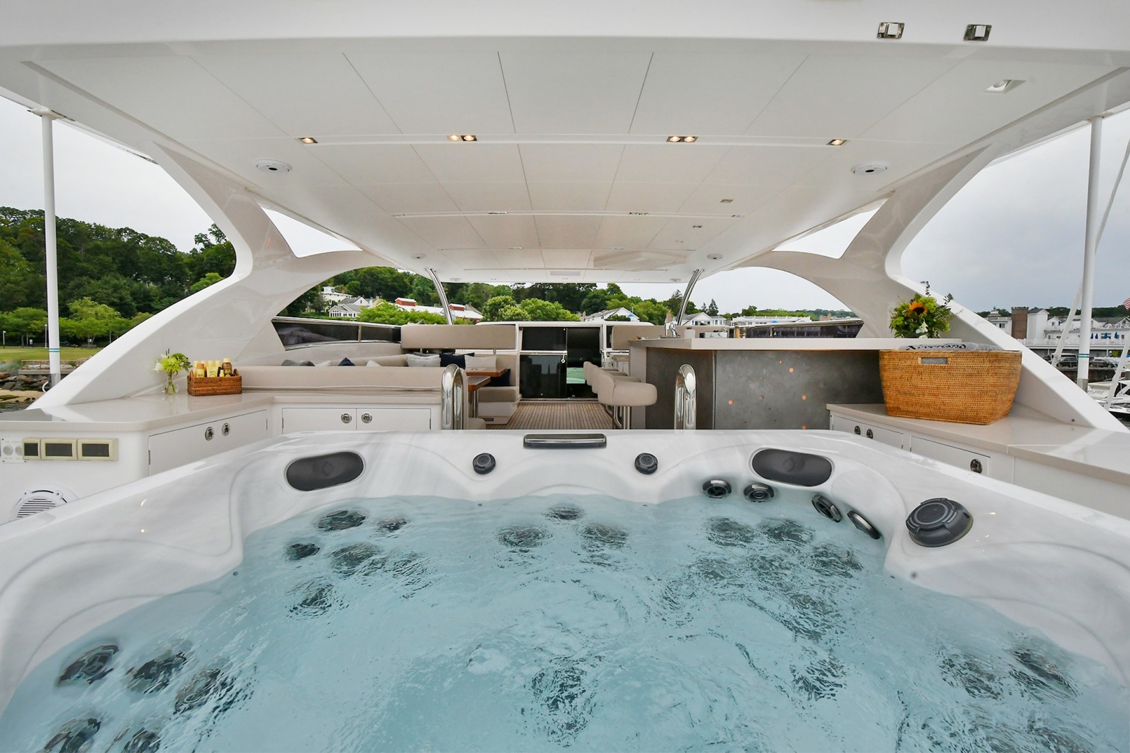 Horizon 110 - Neverland - Flybridge Hot tub