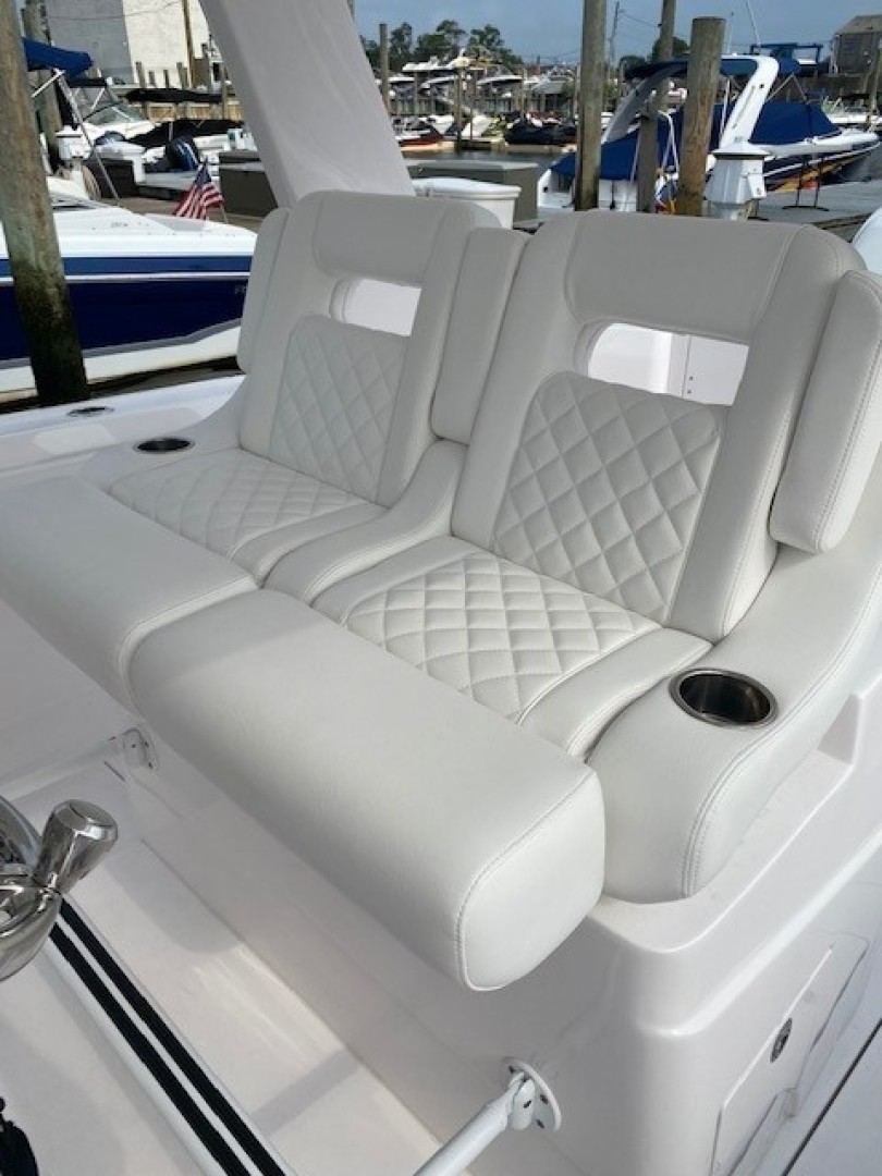 Intrepid 34 - Helm Seating