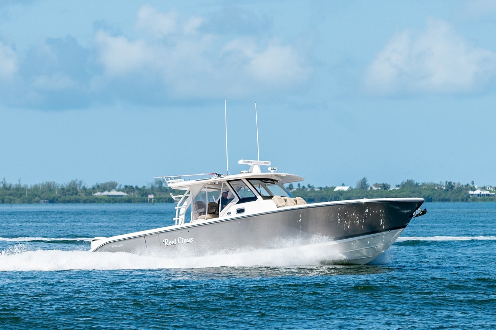 Pursuit 40 - Reel Class - exterior