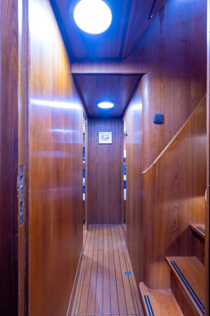 Jongert 78 - Fat Sheila - companionway