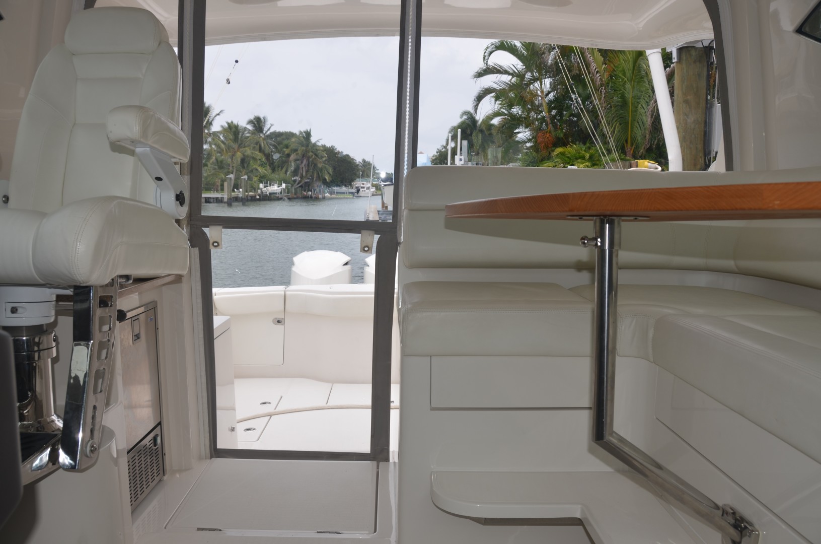 Jupiter 41- bridgedeck