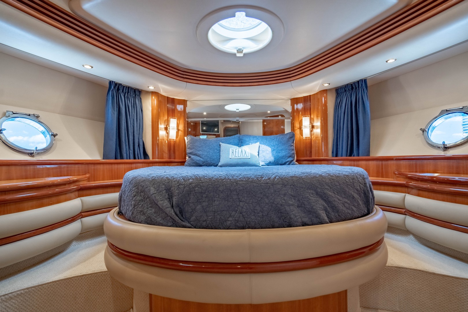 Azimut 68 - Forever - VIP Stateroom