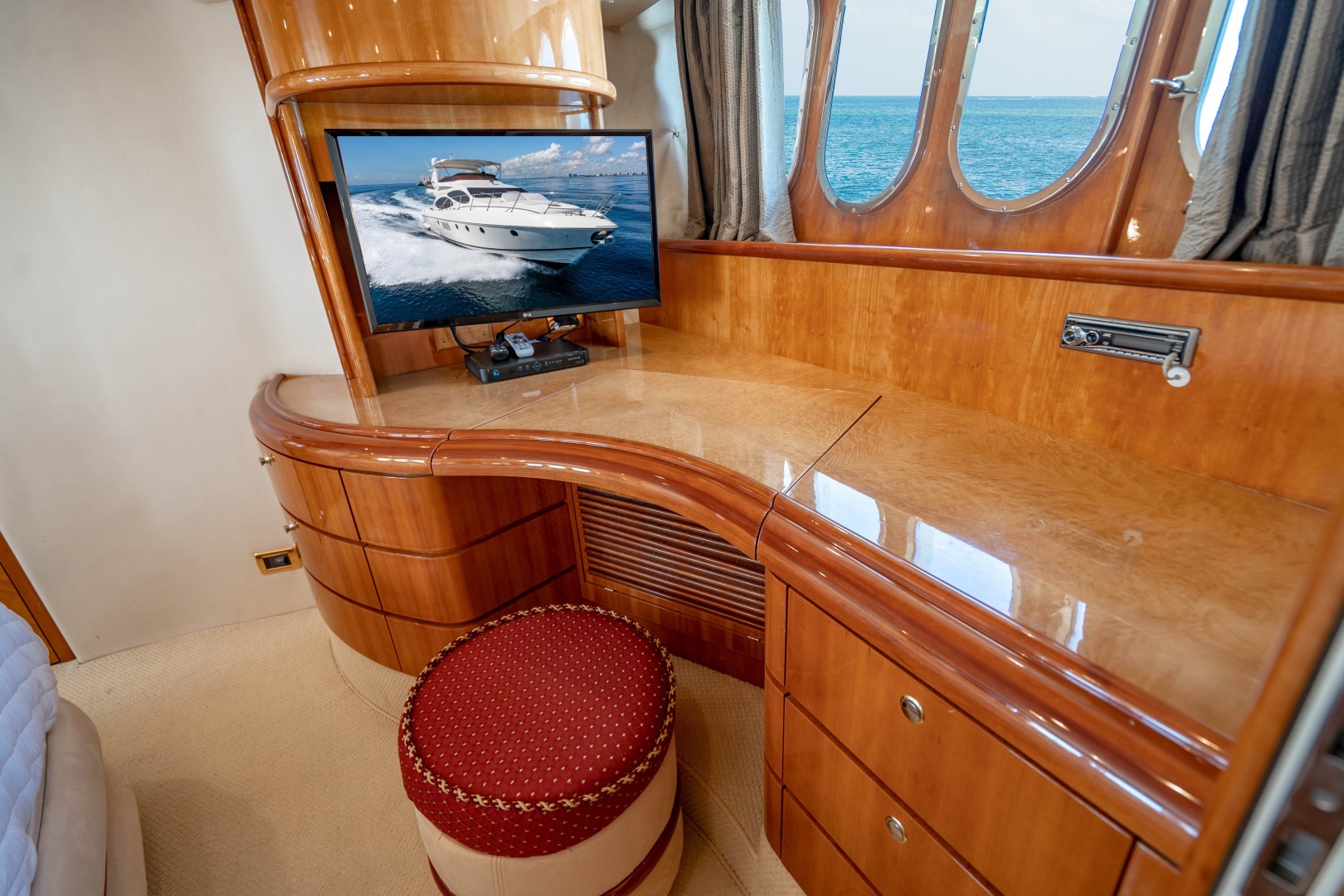 Azimut 68 - Forever - Master Stateroom
