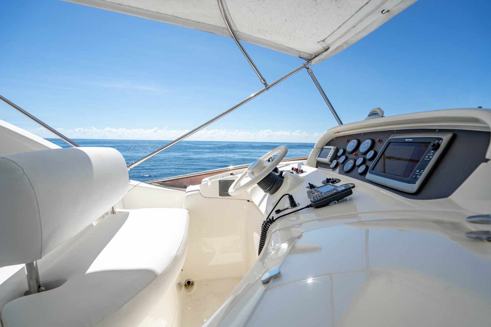 Azimut 68 - Forever - Flybridge Helm