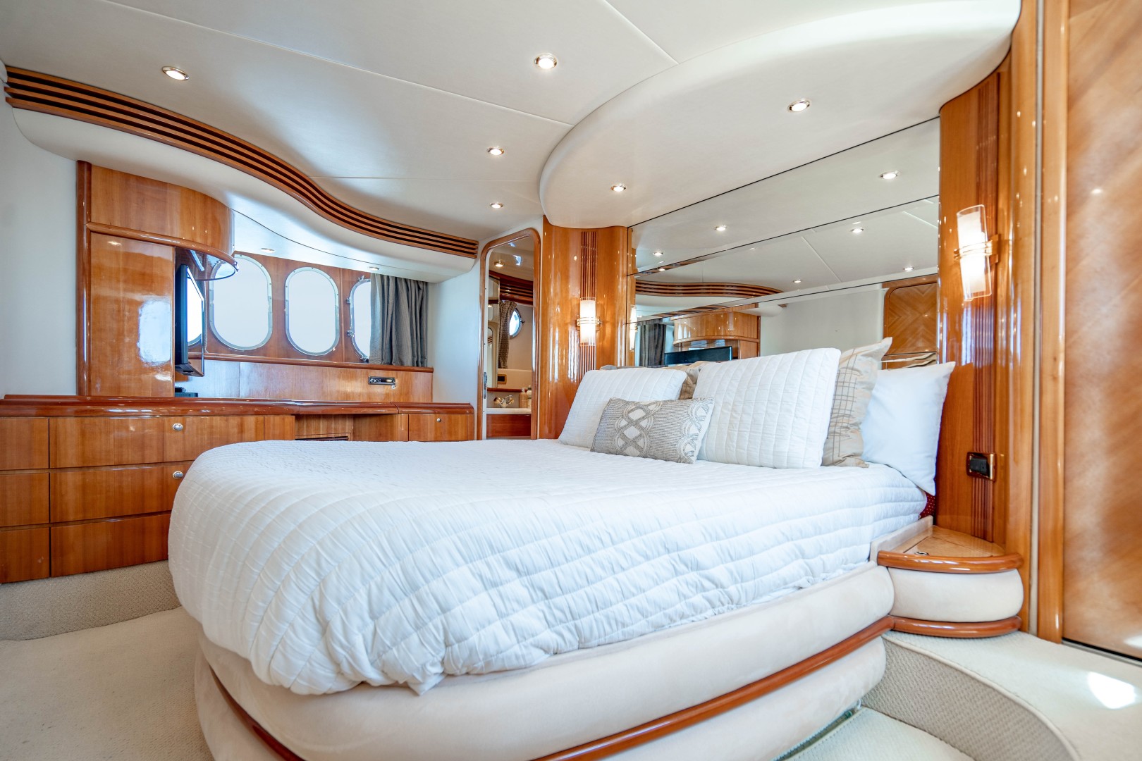 Azimut 68 - Forever - Master Stateroom