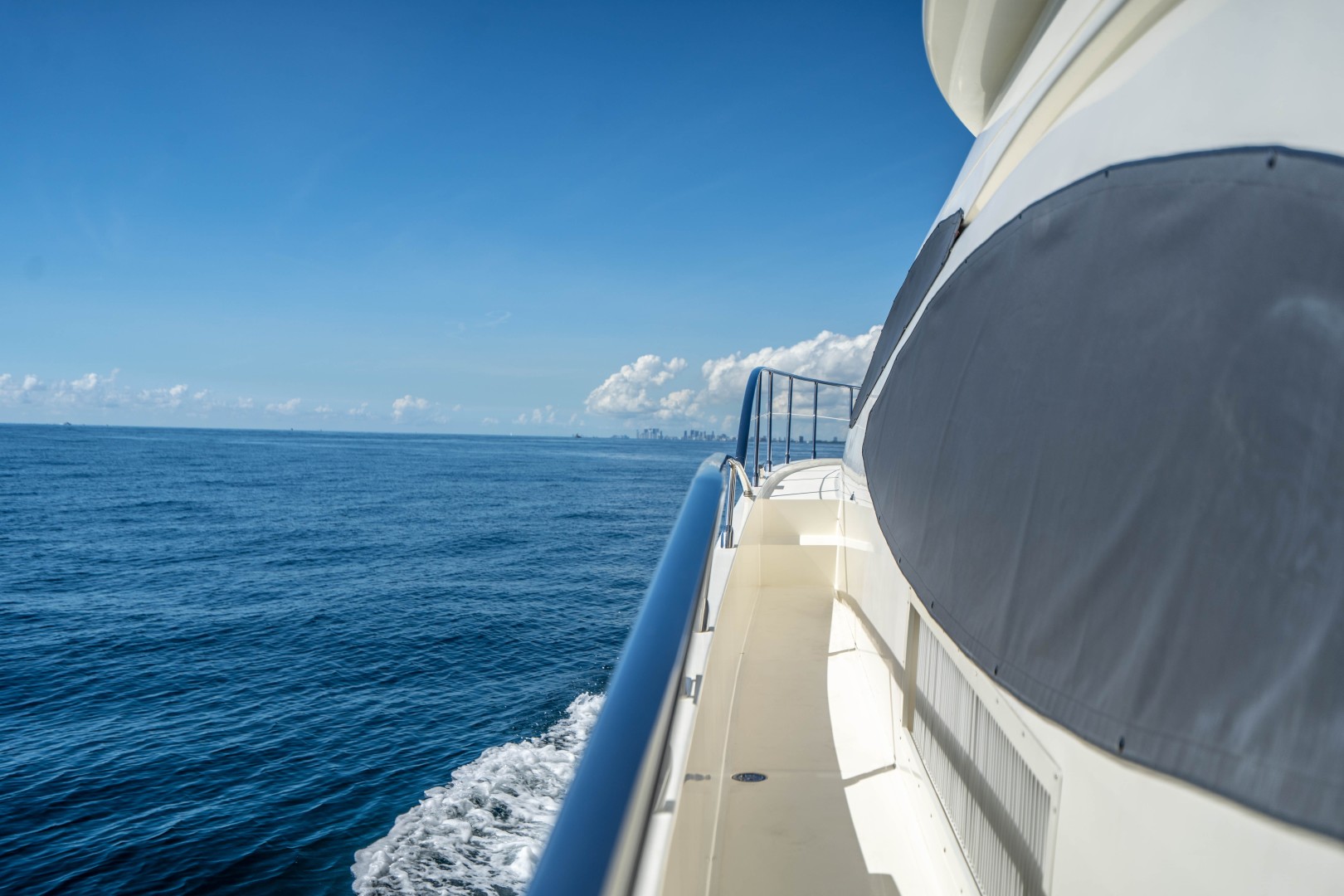 Azimut 68 - Forever - Walkaround