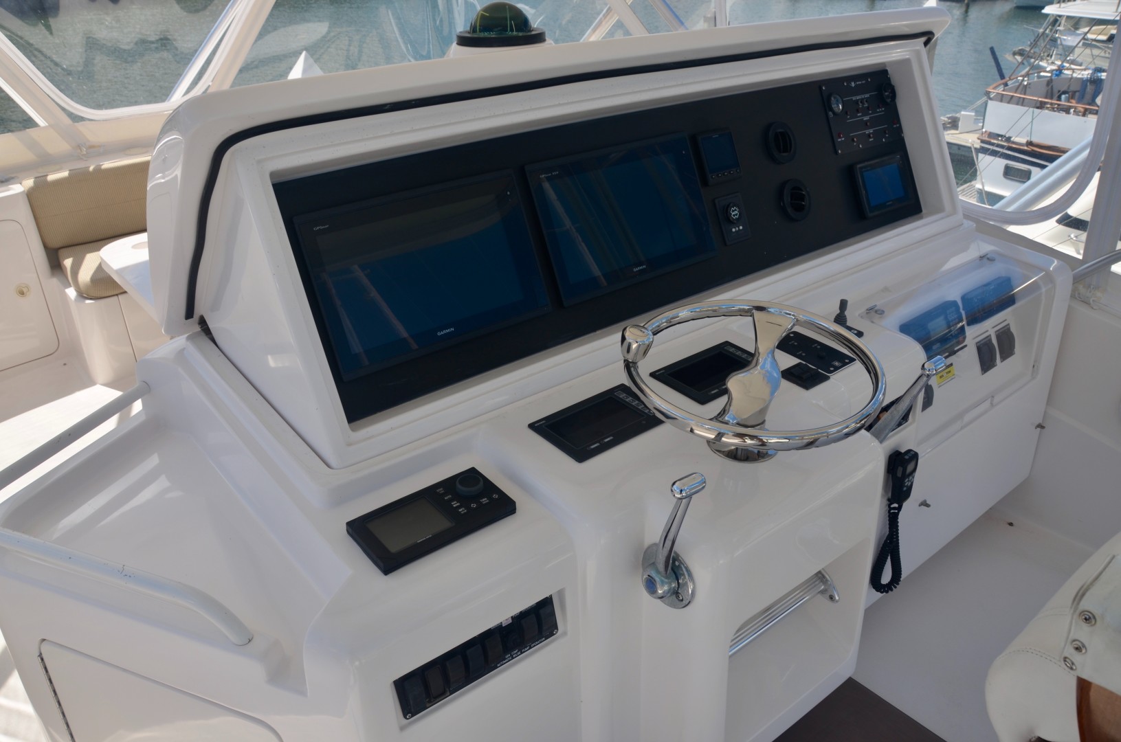 Bertram 51 Reel Friends-helm
