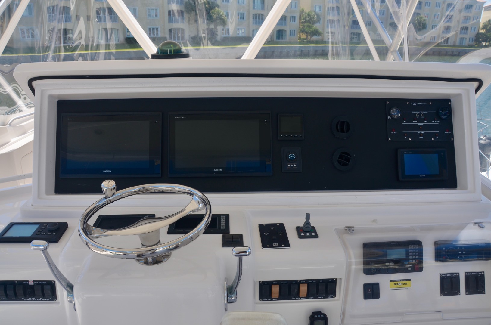 Bertram 51 Reel Friends-helm