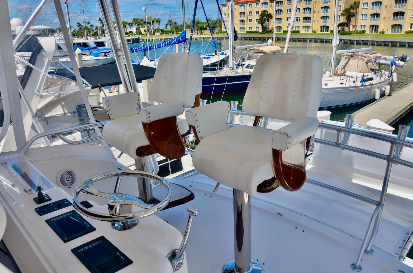 Bertram 51 Reel Friends-helm
