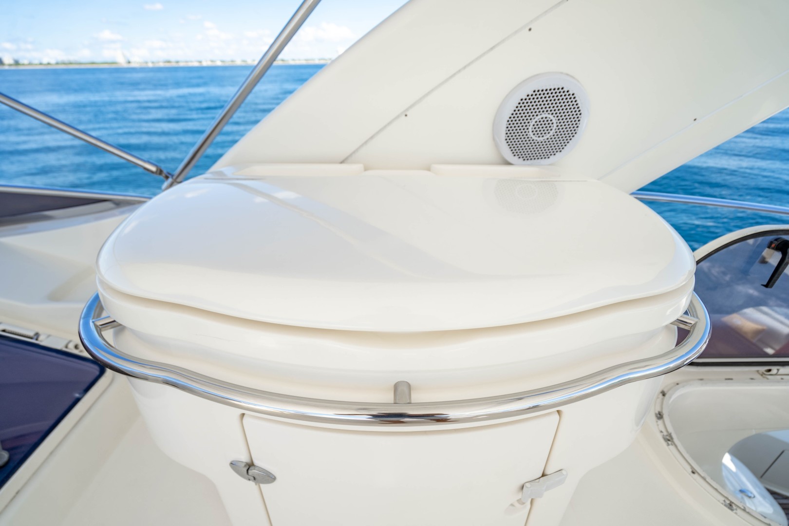 Azimut 68 - Forever - Bridge Grill