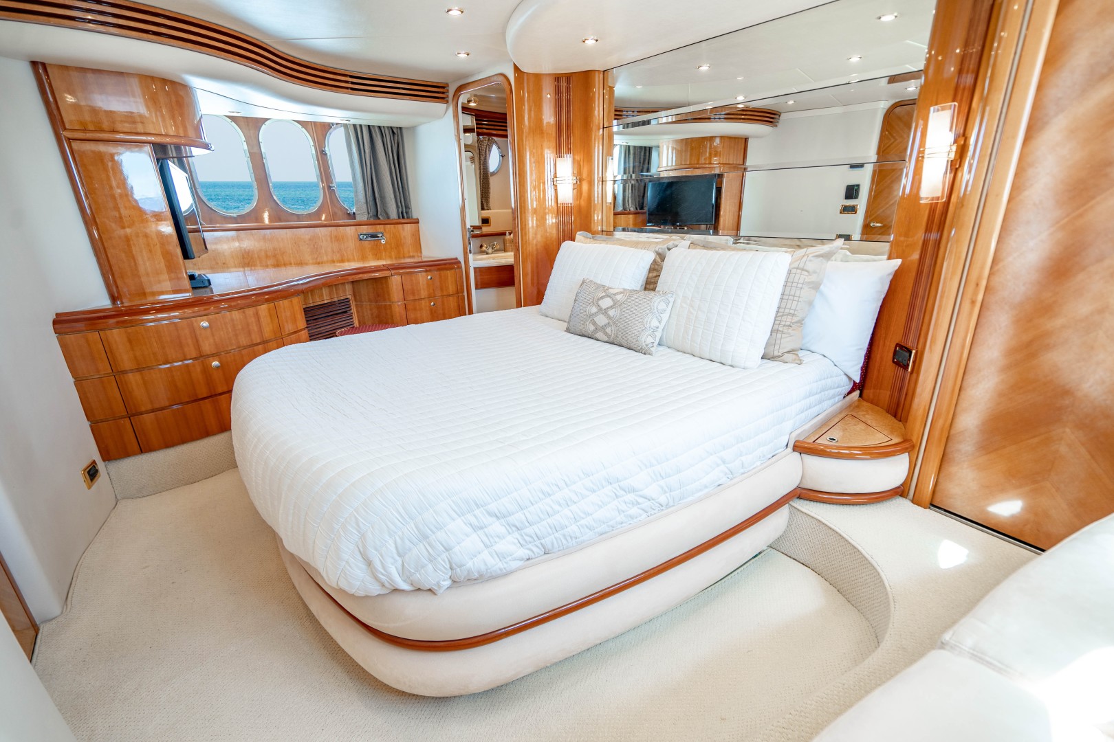 Azimut 68 - Forever - Master Stateroom
