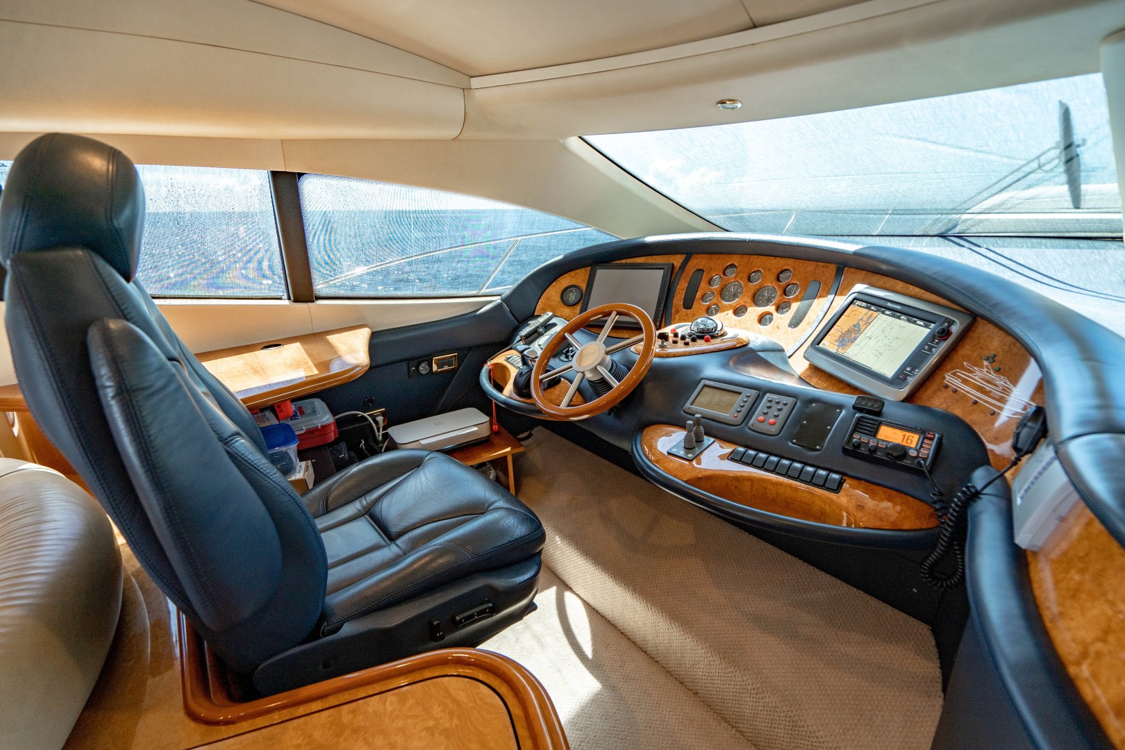 Azimut 68 - Forever - Helm Station