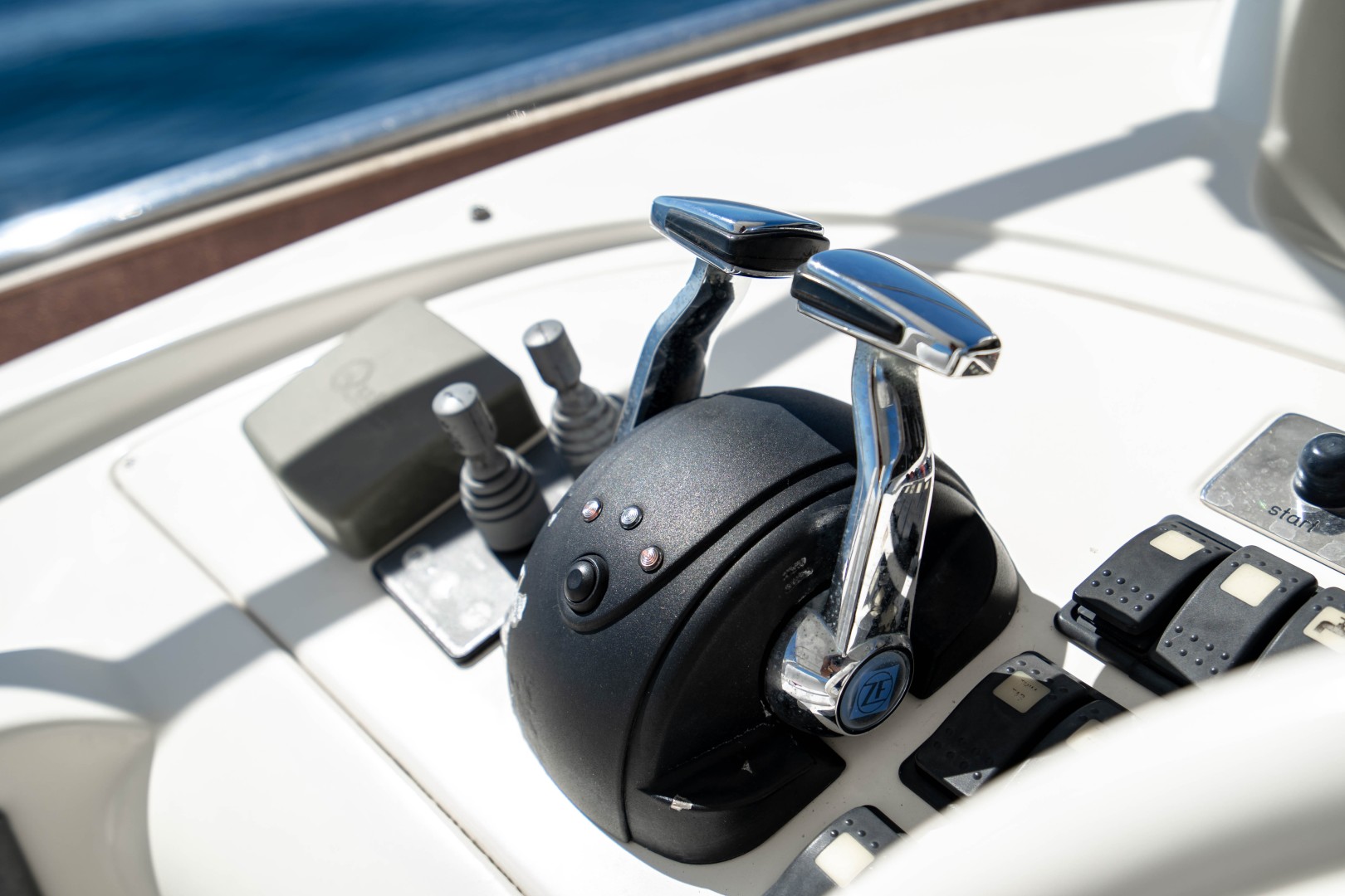 Azimut 68 - Forever - Bridge Electronics