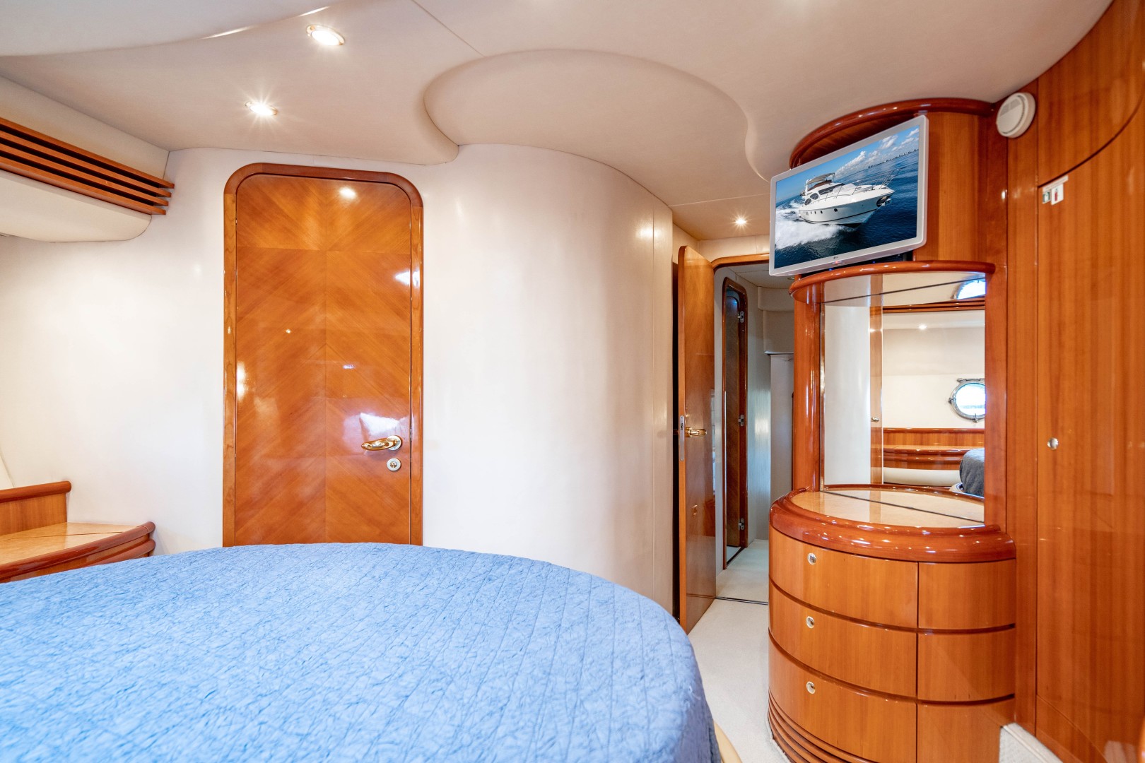 Azimut 68 - Forever - VIP Stateroom