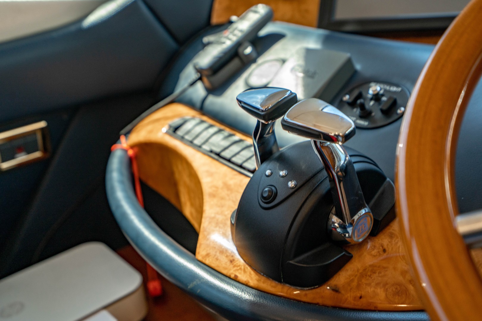 Azimut 68 - Forever - Helm Electronics