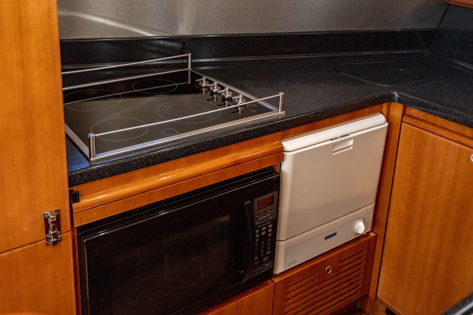 Azimut 68 - Forever - Galley