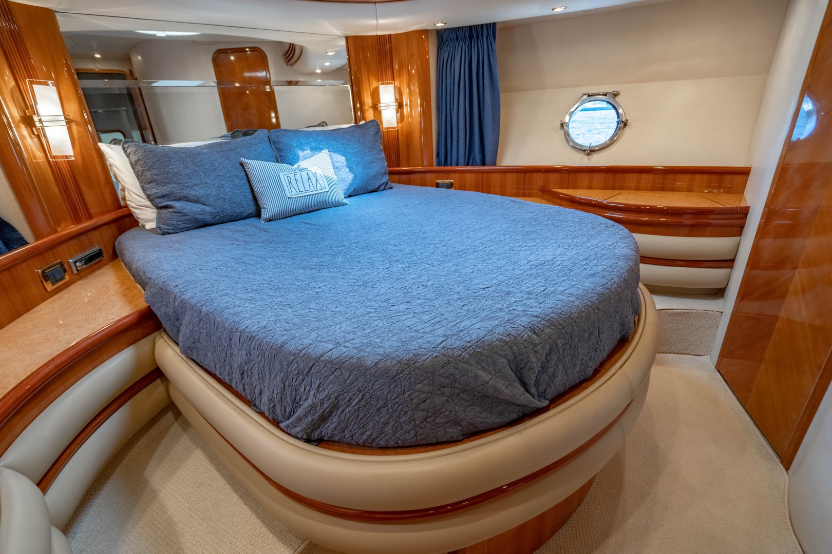 Azimut 68 - Forever - VIP Stateroom