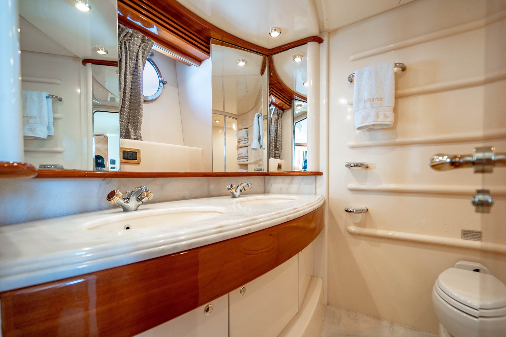 Azimut 68 - Forever - Master Head