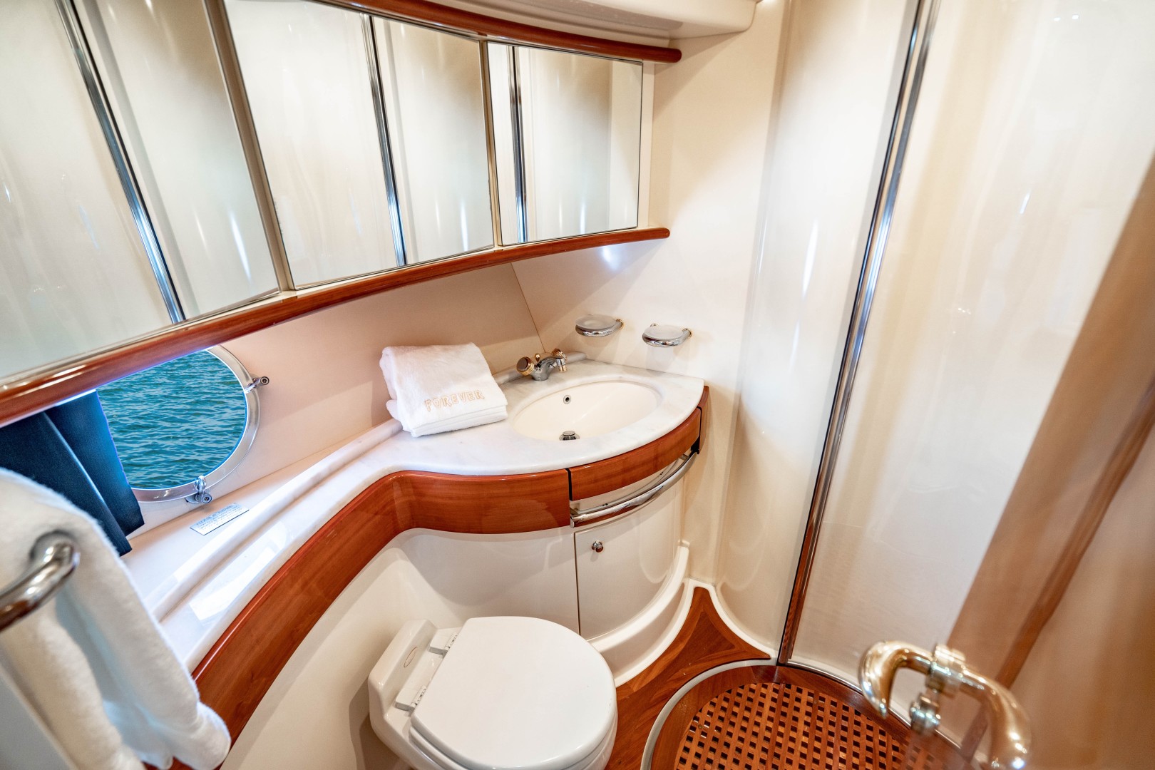 Azimut 68 - Forever - VIP Head