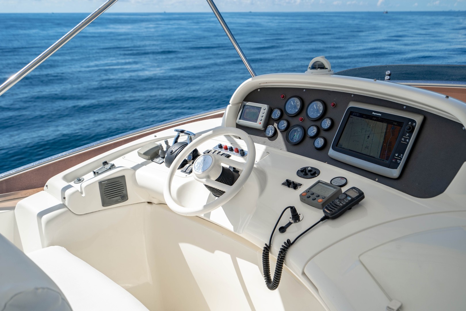 Azimut 68 - Forever - Bridge Electronics