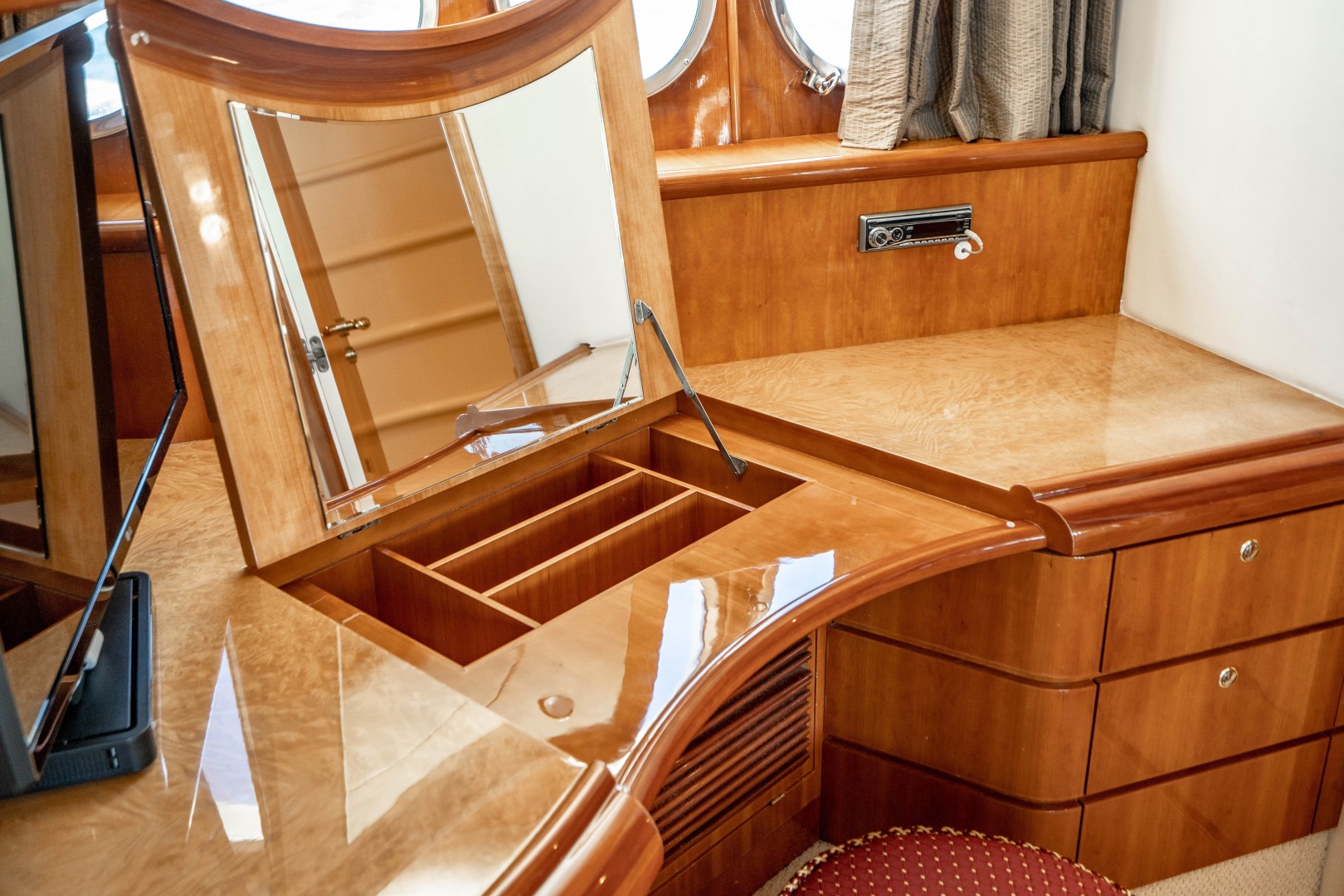 Azimut 68 - Forever - Master Stateroom
