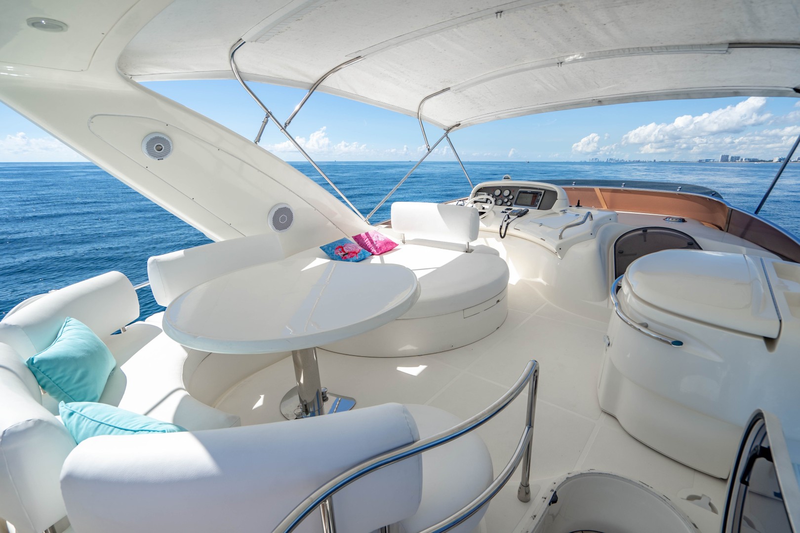 Azimut 68 - Forever - Bridge Entry