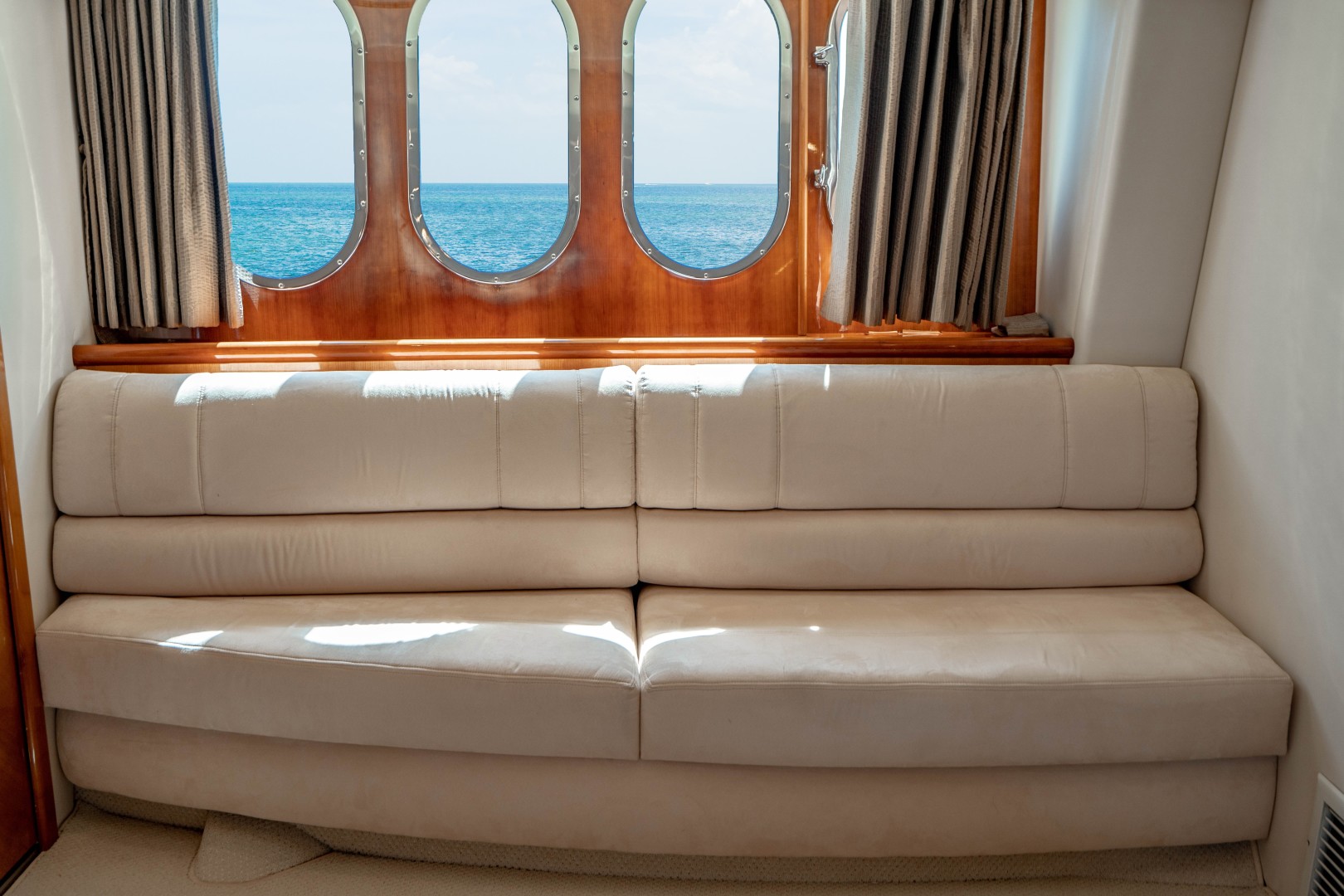Azimut 68 - Forever - Master Stateroom