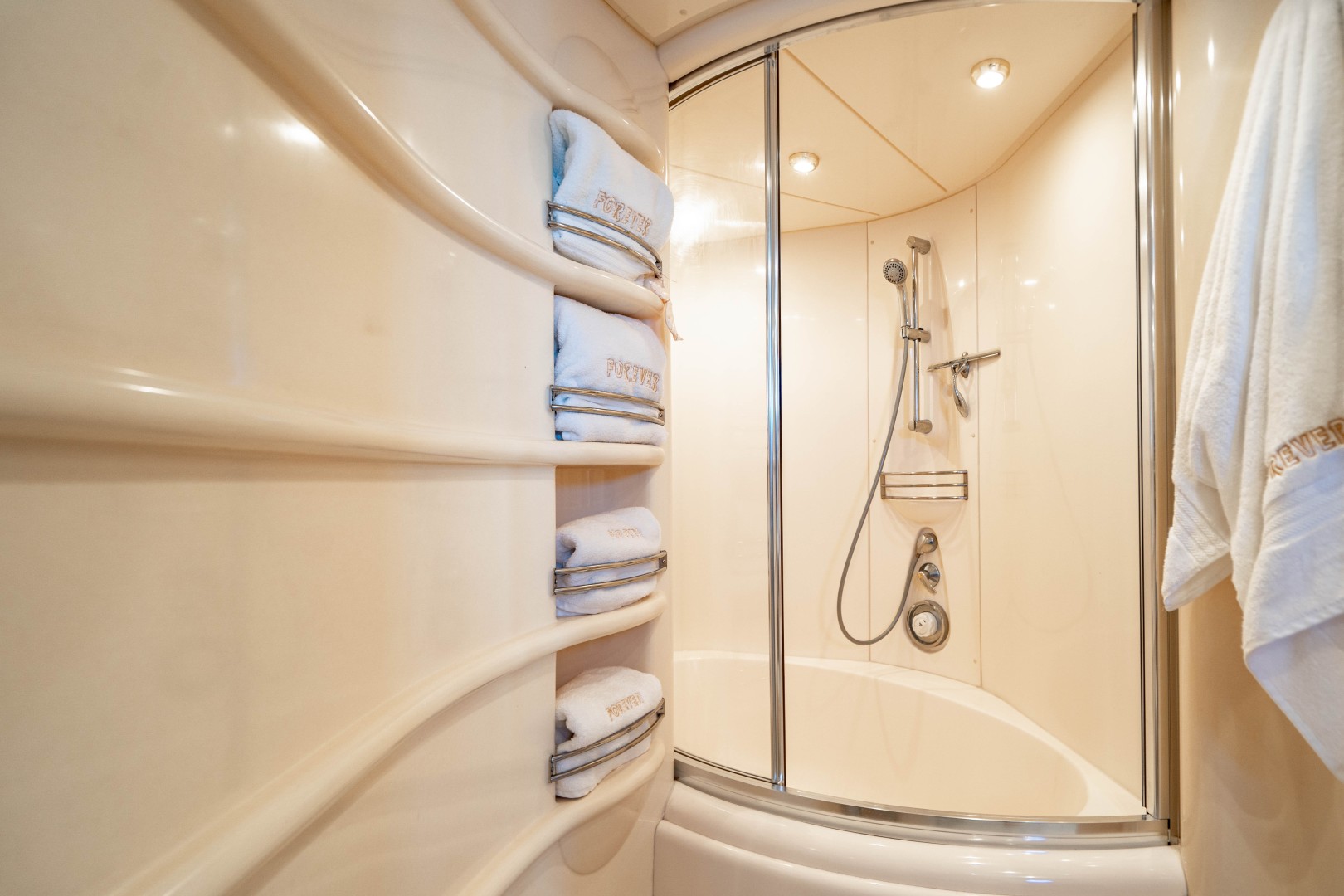 Azimut 68 - Forever - Master Head