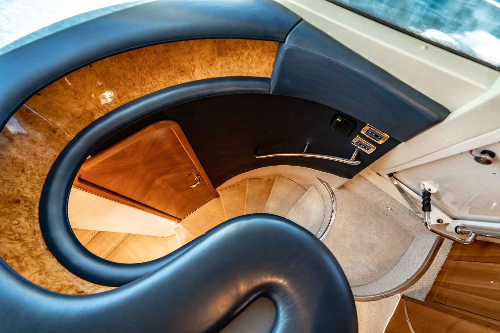 Azimut 68 - Forever - Staircase