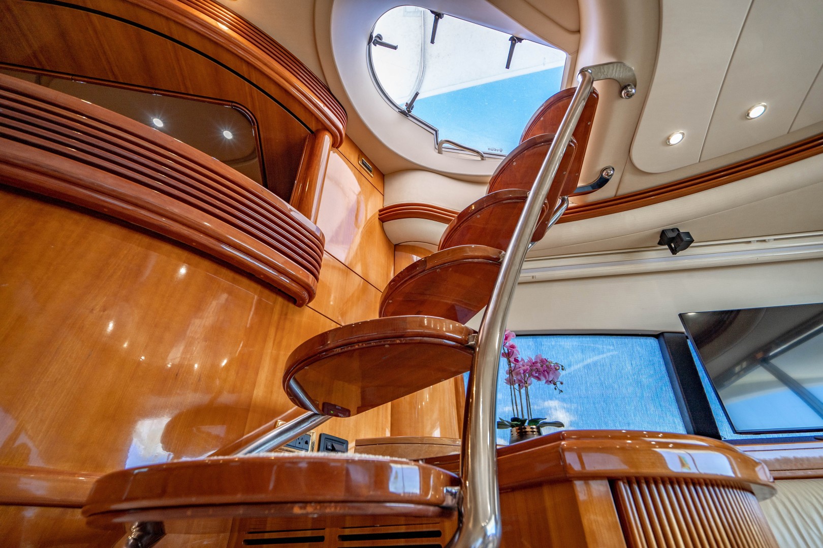 Azimut 68 - Forever - Staircase to Bridge