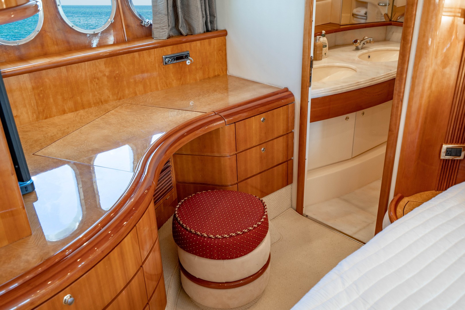 Azimut 68 - Forever - Master Stateroom