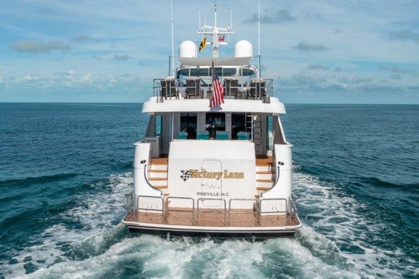 Hatteras 100 - Aft Profile