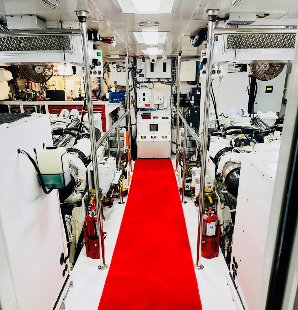 Hatteras 100 - Engine Room