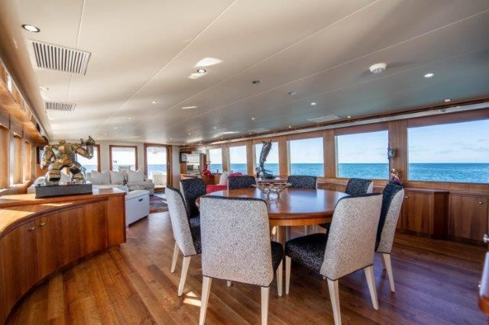 Hatteras 100 - Dining