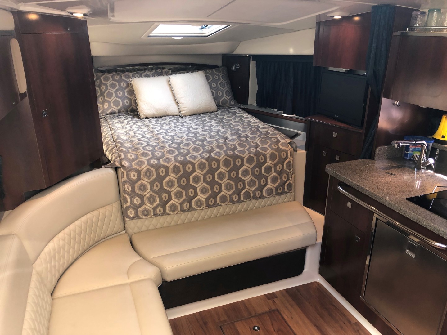 Chaparral 31- C-Scape - Cabin