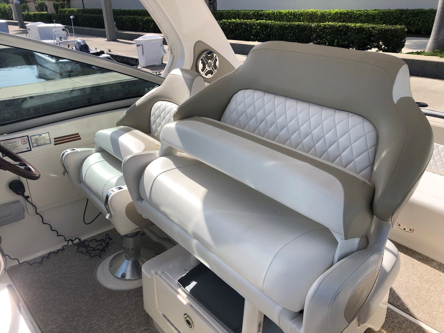 Chaparral 31- C-Scape - Helm Seating