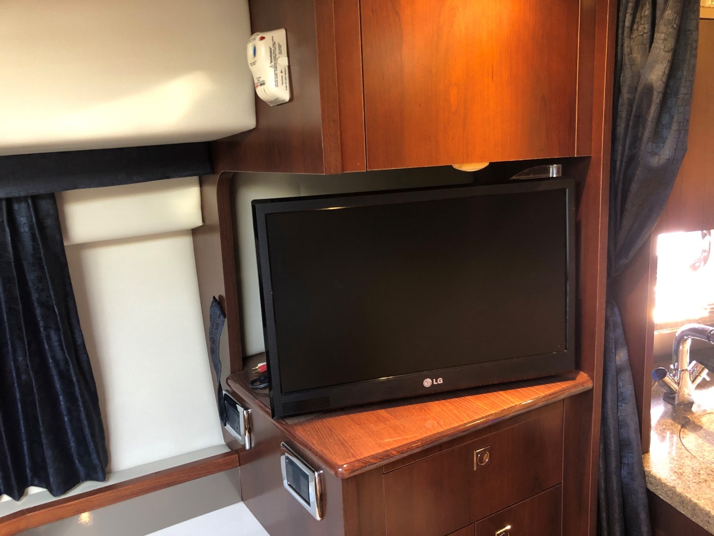 Chaparral 31- C-Scape - Cabin TV
