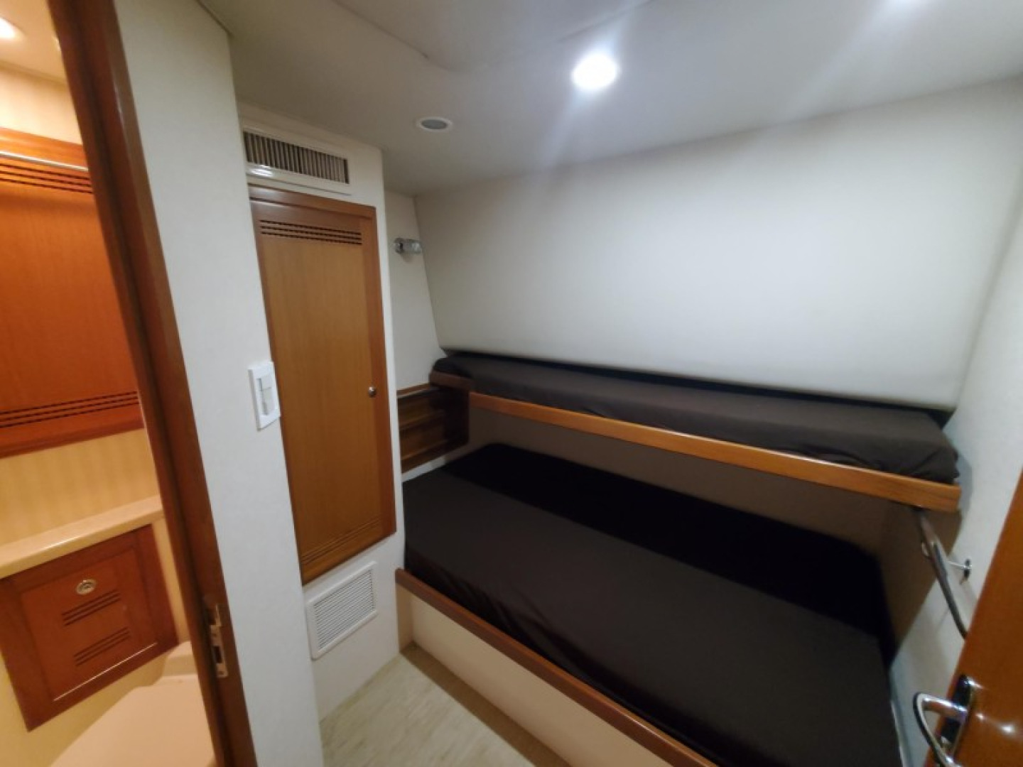 40 Cabo - Manana - Guest Stateroom