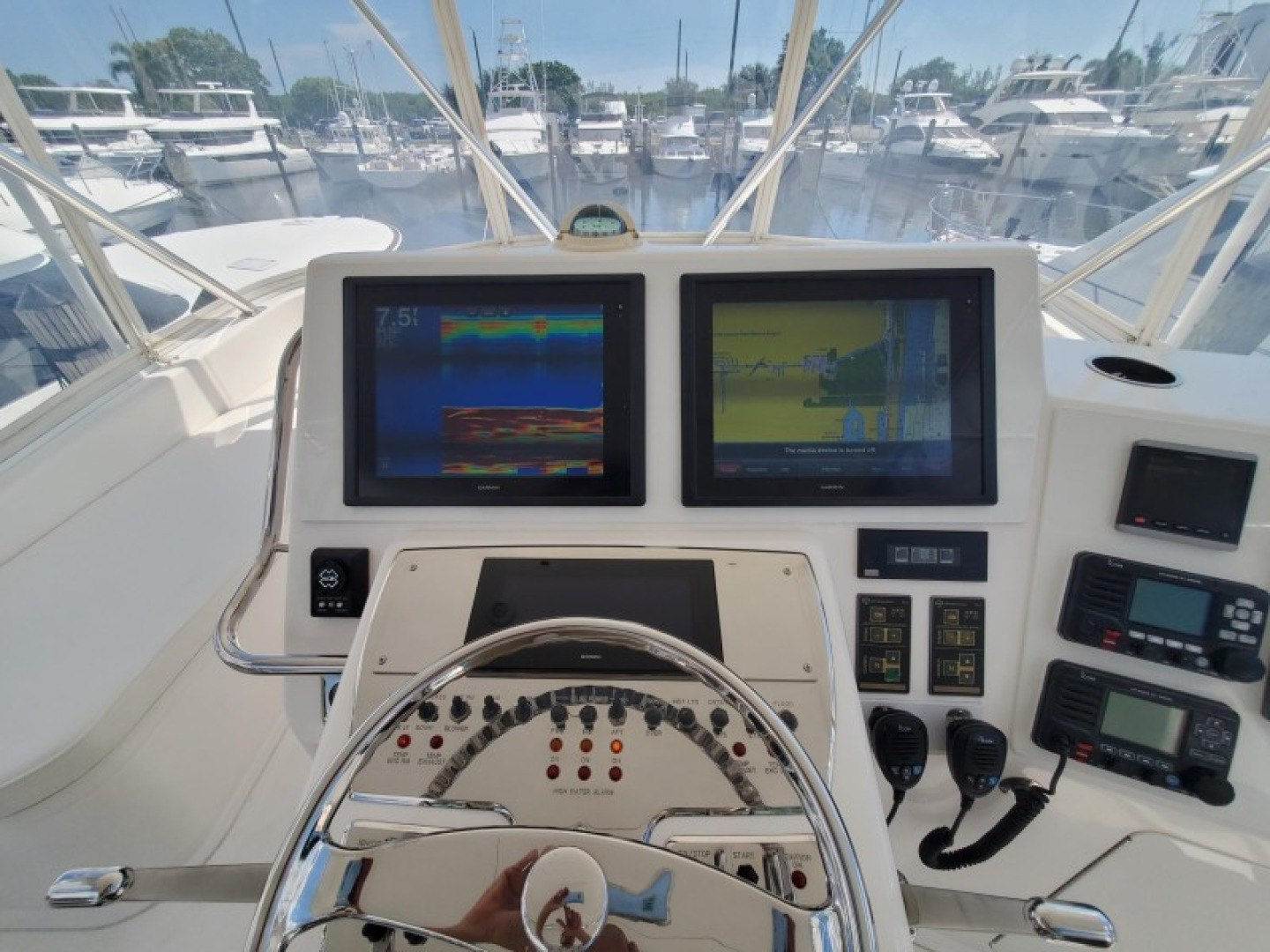 40 Cabo - Manana - Flybridge Helm Station